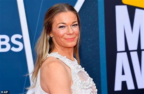 2022 CMT Music Awards: LeAnn Rimes dazzles in revealing。